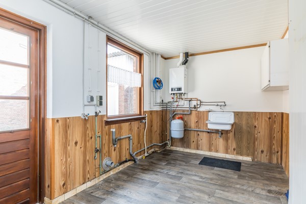 Foto - Te koop: Deze authentieke, landelijk gelegen woonboerderij uit 1900 biedt volop mogelijkheden om geheel naar eigen smaak te moderniseren